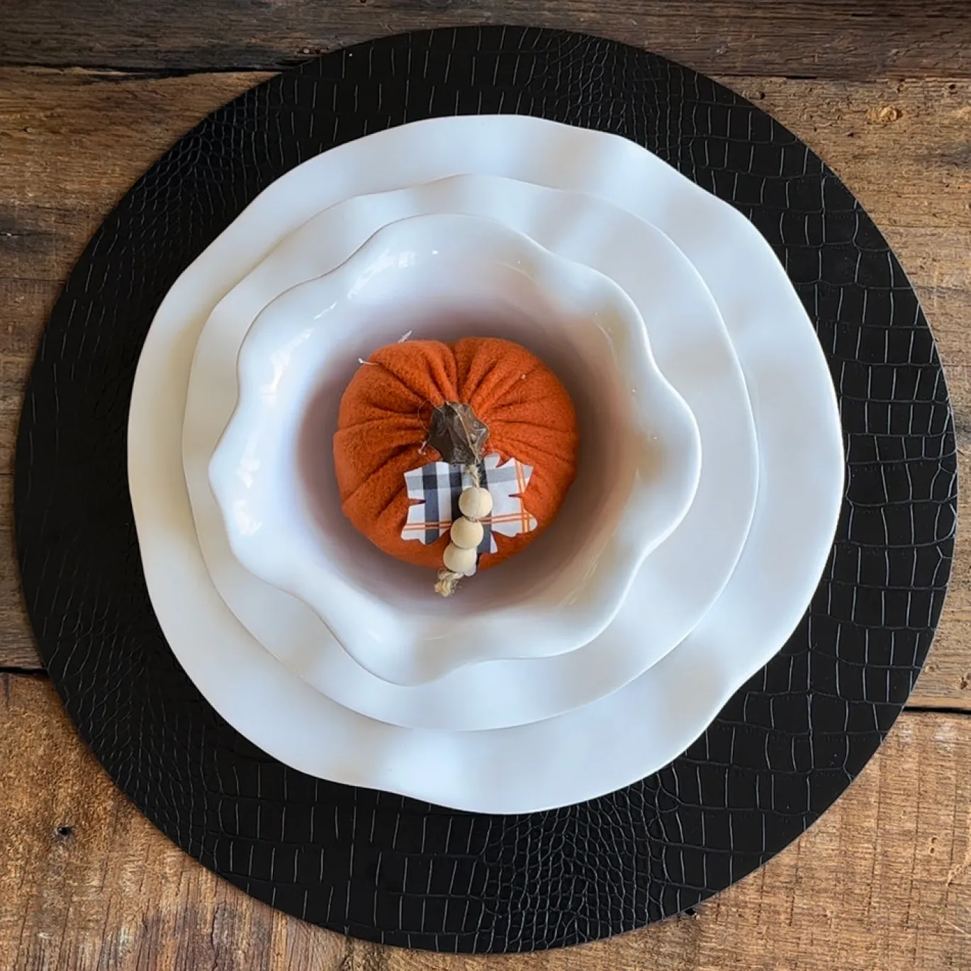 VIDA Croc Reversible 16" Round Placemats Set of 4 (Black and Grey)