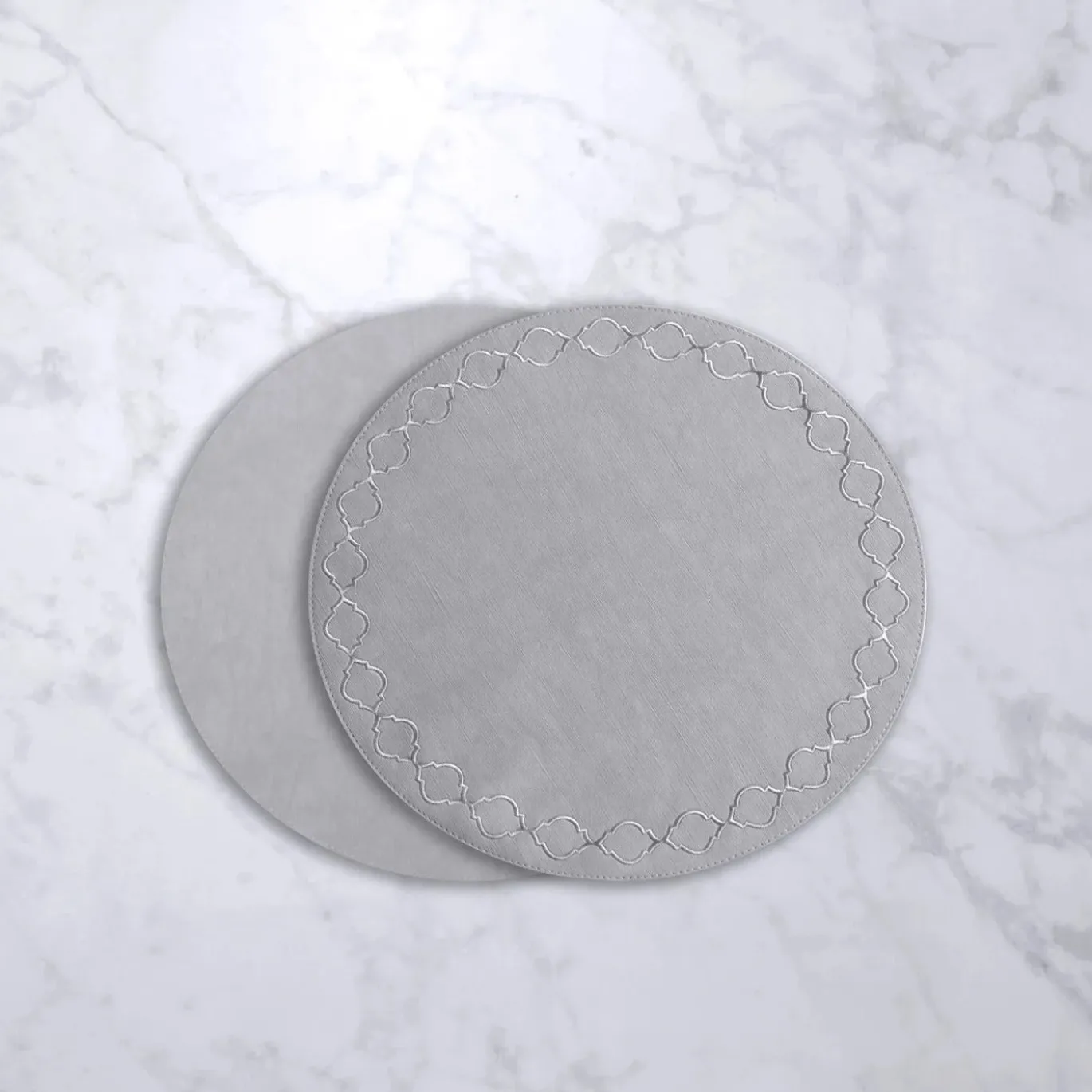 VIDA Round Embroidered Quatrefoil 15.5" Round Placemats Set of 4 (Gray