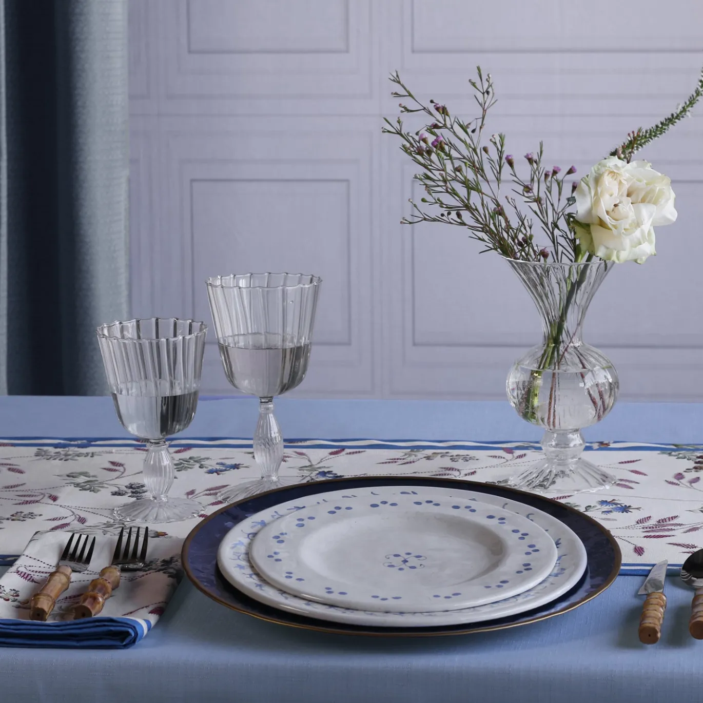 VIDA Sienna 9.25" Salad Plate Set of 4 (White and Blue)